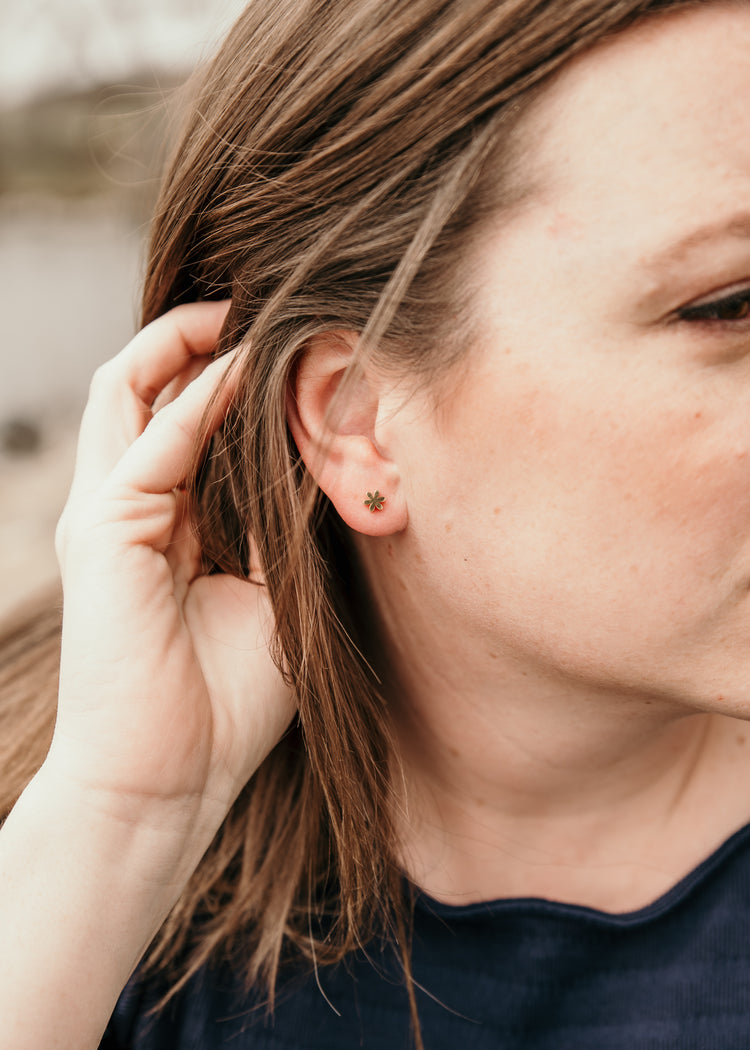 Flower Six Petals Stud Earrings, 5mm Tiny Screw on Flatback Nap, 18K Gold Flat Back Earrings for Piercing Jewelry Gift for Women