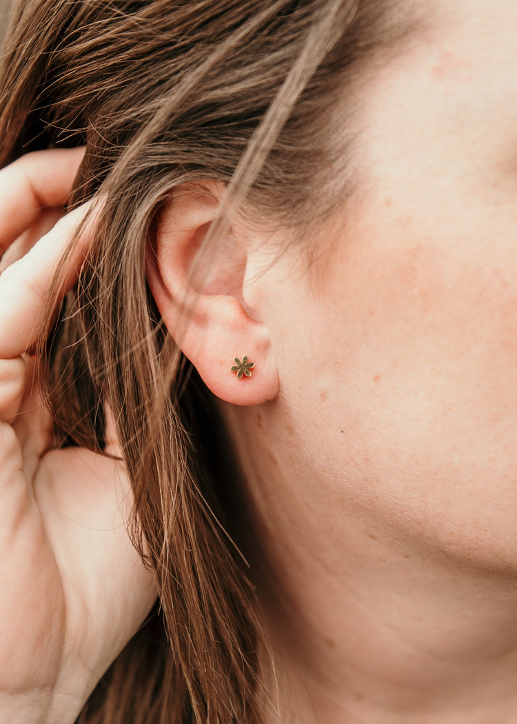 Flower Six Petals Stud Earrings, 5mm Tiny Screw on Flatback Nap, 18K Gold Flat Back Earrings for Piercing Jewelry Gift for Women